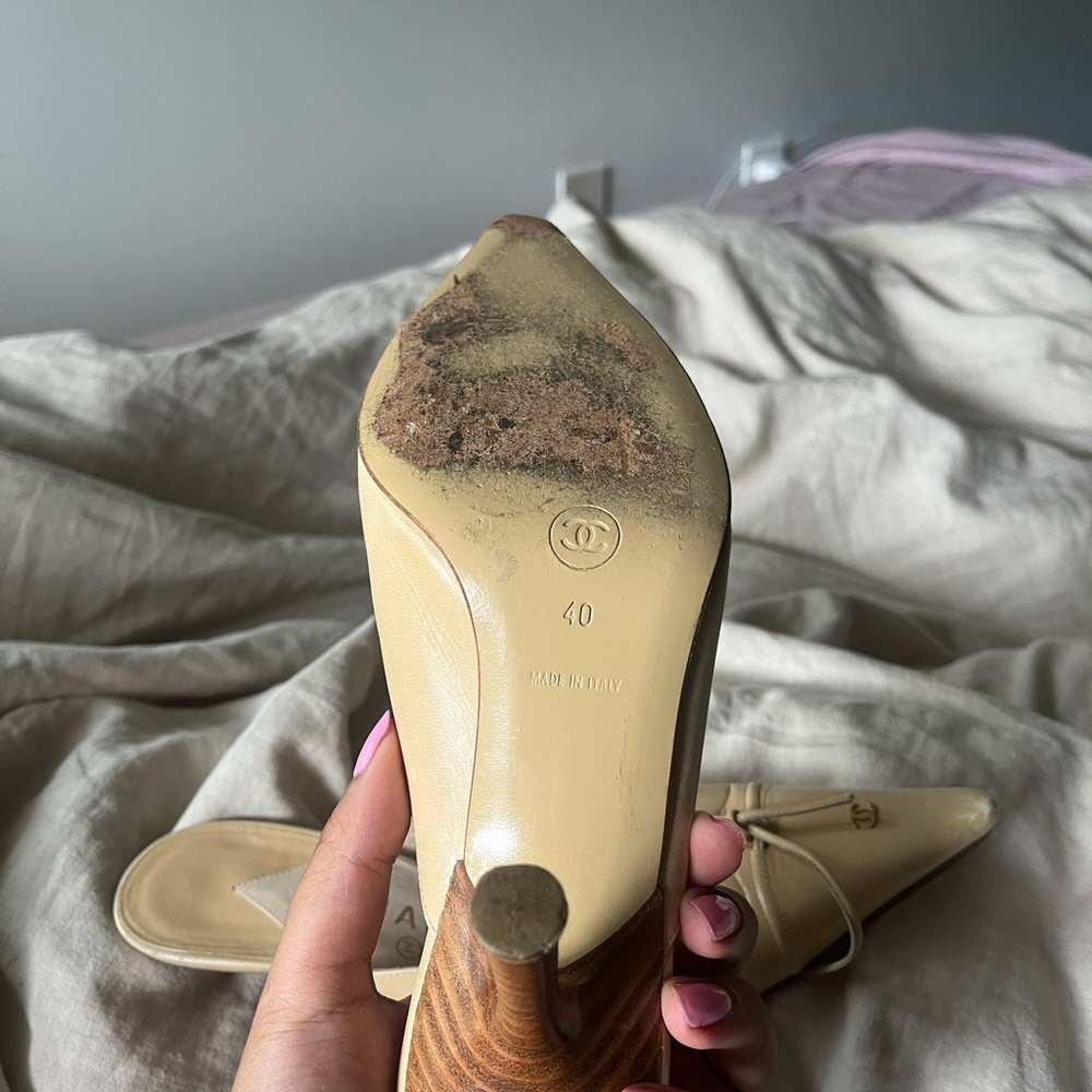 CHANEL Cream Pointed-Toe Leather Mules with CC Charm - Picture 6 of 7